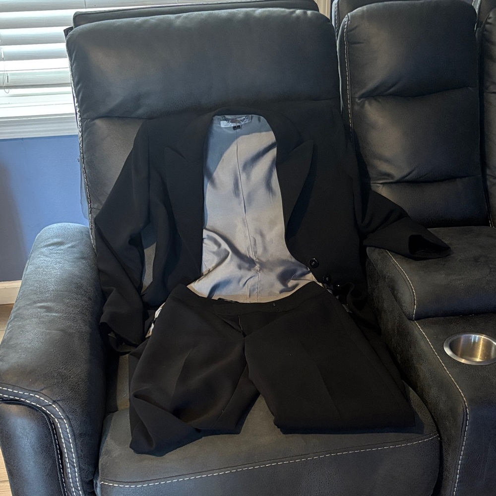 Tahari Black Women's Two-Piece Pantsuit with Silver Lining